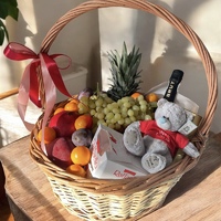 Корзинка з фруктими, солодощами та ігристим