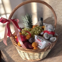 Корзинка з фруктими, солодощами та ігристим