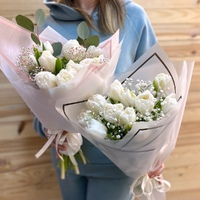 11 білих тюльпанів