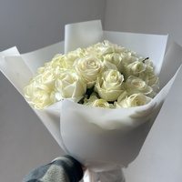 35 білих троянд