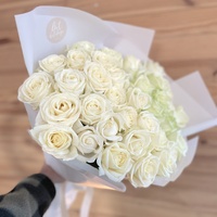 35 білих троянд